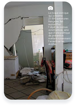 Intérieur d’un logement endommagé par un séisme, illustrant la vulnérabilité des constructions.