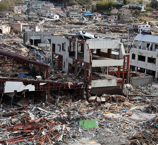 Vue des destructions provoquées par un tsunami au Japon, bâtiments en ruines et débris