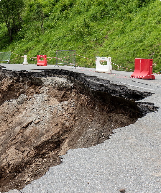 Glissement de terrain ayant effondré une portion de route dans les Pyrénées, France, 2023