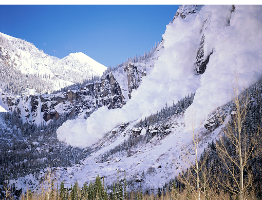 Avalanche de neige descendant une pente montagneuse en milieu alpin près de Telluride, Colorado