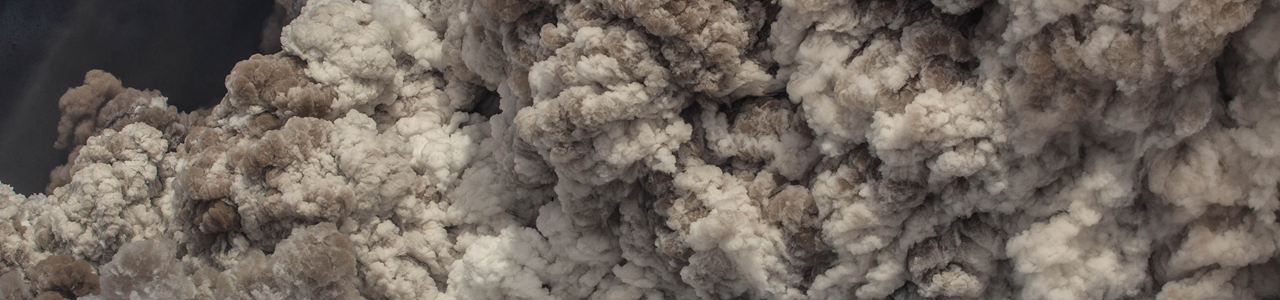 Nuée ardente lors d’une éruption volcanique avec un important panache pyroclastique en mouvement rapide