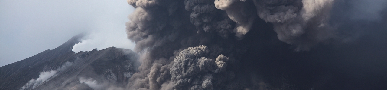 Nuée ardente suite à une éruption du volcan Etna en Italie, août 2013