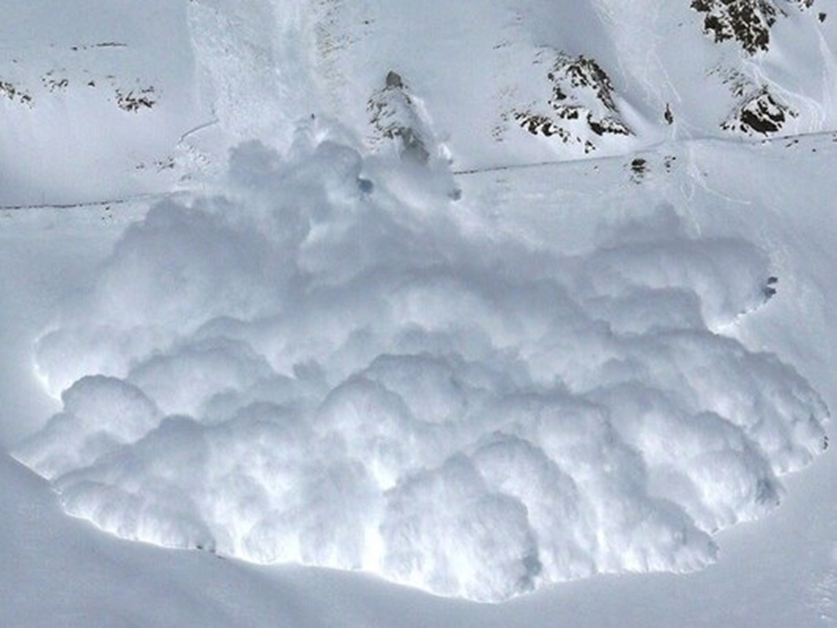 Avalanche en aérosol formée d’un nuage de neige et d’air dévalant à grande vitesse