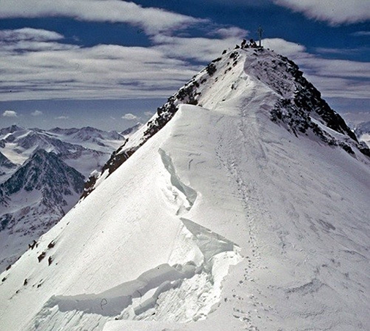 Crête montagneuse avec faille nette dans le manteau neigeux, illustrant un départ ponctuel d’avalanche