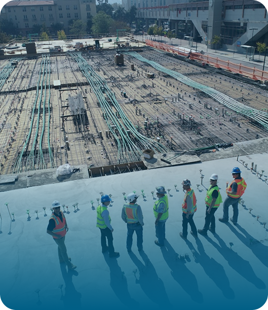 Travailleurs sur un chantier illustrant le Fonds de Compensation de l’Assurance Construction (FCAC)