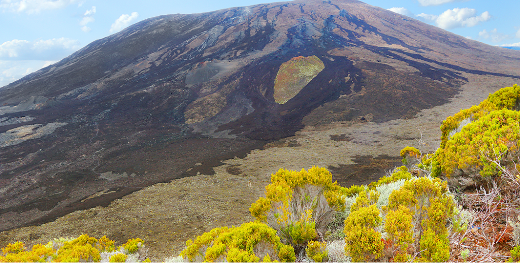 Vue du Piton de la Fournaise, volcan actif de La Réunion, depuis l’Enclos Fouqué