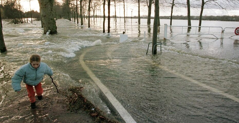 Illustration visuelle représentant la prévention des catastrophes naturelles en Normandie, avec des éléments graphiques liés aux risques naturels et à leur gestion.
