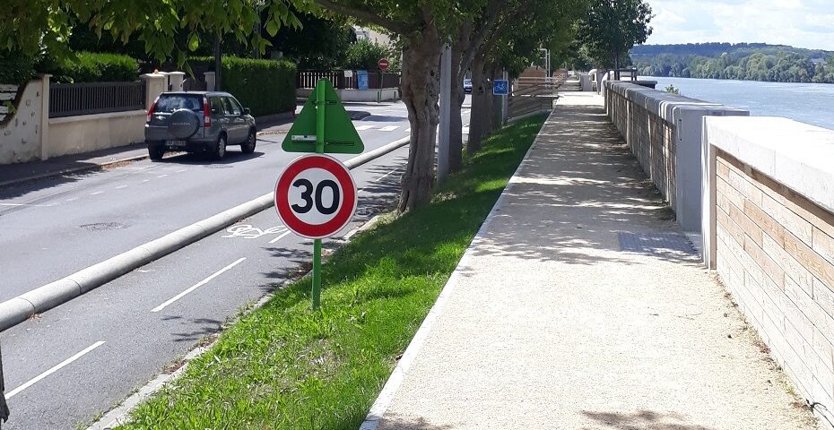Photographie d’un mur de protection contre les inondations dans un environnement urbain, illustrant les dispositifs de prévention des catastrophes naturelles en Île-de-France.