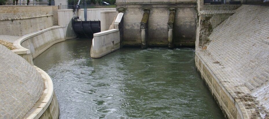Ouvrage hydraulique en béton avec vannes de régulation pour la gestion du niveau d’eau.