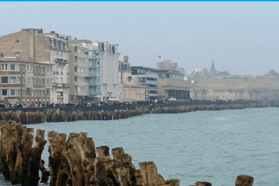 Bâtiments en bord de mer à Saint-Malo protégés par des pieux en bois contre la submersion marine.