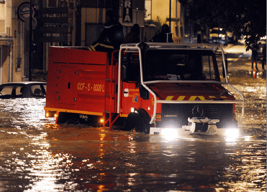 Camion de pompiers traversant une rue inondée