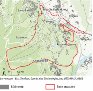 Carte topographique localisant les 7 communes touchées par l’éboulement (Myans, Porte-de-Savoie, Apremont, etc.), délimitées par un contour rouge représentant la zone impactée.