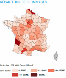 Carte de France colorée selon les départements touchés par des dommages estimés dus à une sécheresse centennale. Les départements les plus touchés apparaissent en rouge foncé. Mention de “CCR, Météo France, BD Topo®” en légende.