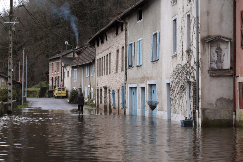 Photo d'une rue inondée par la Vienne en hiver, près de Limoges