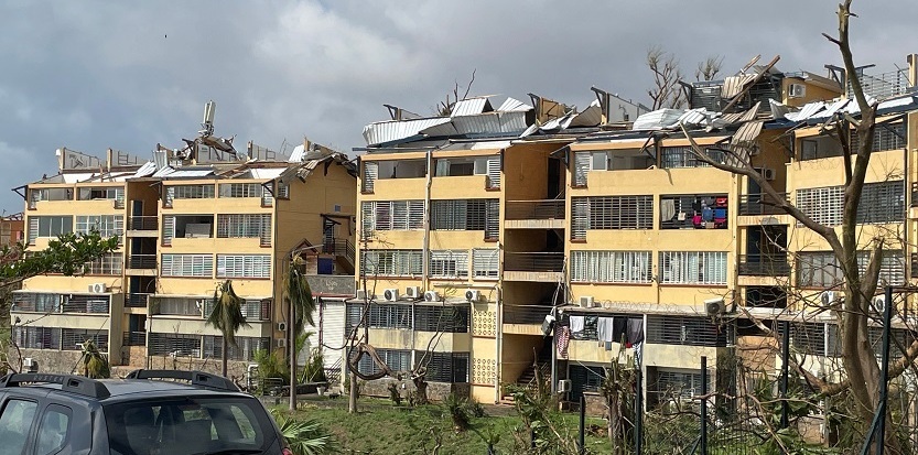 Une photo prise le 15 décembre 2024 montre des toits arrachés de bâtiments résidentiels après le passage du cyclone Chido sur le territoire français de Mayotte, dans l’océan Indien. Au moins 14 personnes ont été tuées à Mayotte lorsqu’un violent cyclone a frappé ce territoire français de l’océan Indien, ont indiqué les autorités le 15 décembre 2024, précisant qu’il faudra plusieurs jours pour connaître le bilan complet. (Photo : KWEZI / AFP)
