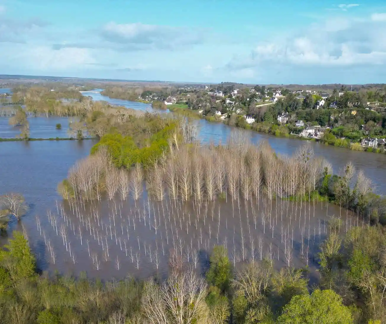 Vue d’une zone résidentielle en bord de rivière, exposée aux risques d’inondation – prévention des catastrophes naturelles en France par CCR - CCR réassureur public
