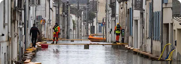 Agents CCR intervenant dans une rue inondée – gestion des sinistres et réassurance publique - CCR réassureur public